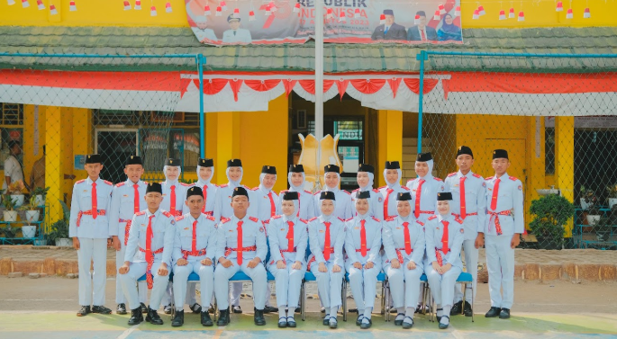 Clear blue lagoon and limestone cliffs, Coron Island, Philippines