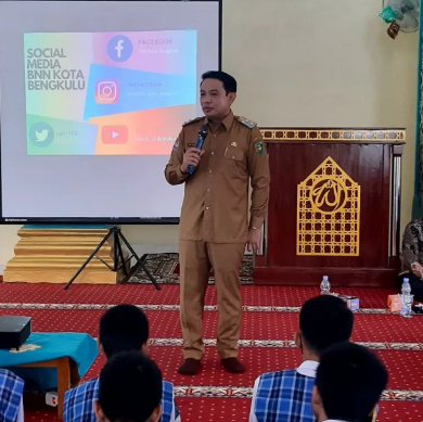 Photo 6: Library interior with students reading books and studying quietly at wooden tables